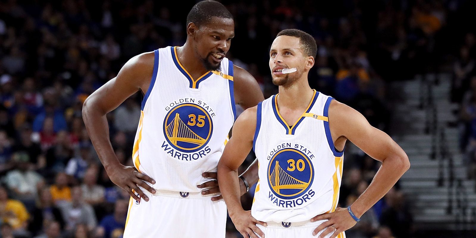 KD & Steph look on as they wait to play